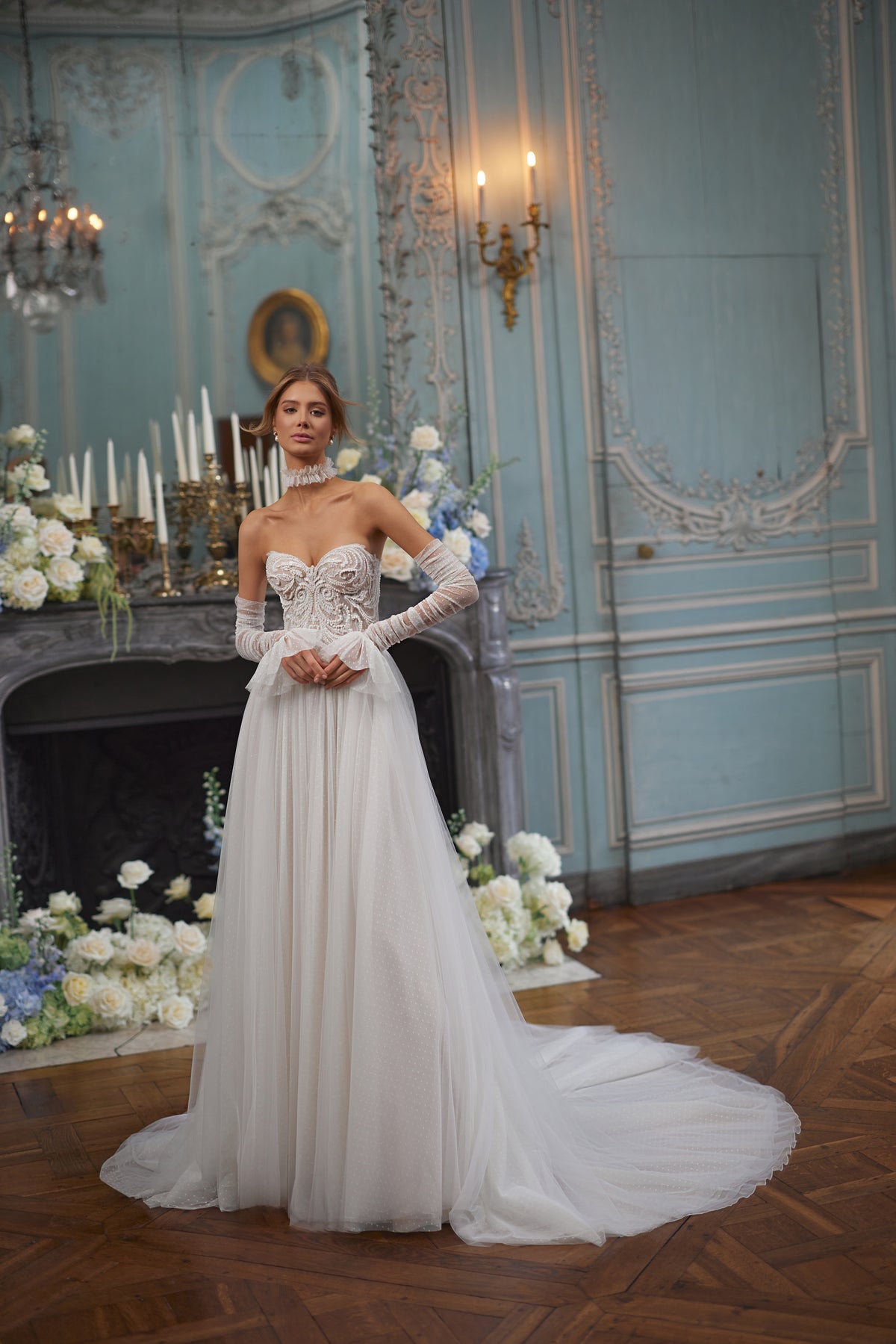 Robe de mariée Dothea, avec un corsage sculpté sans bretelles souligné de détails lumineux.