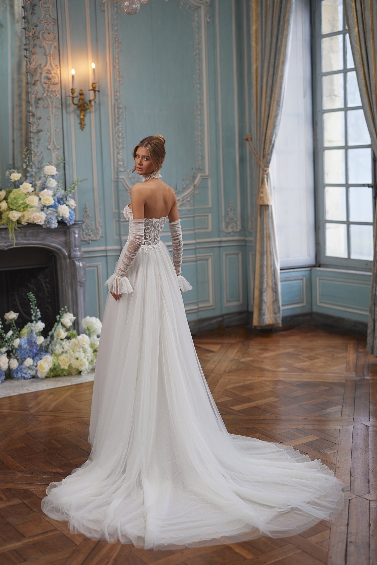 Robe de mariée Dothea, avec un corsage sculpté sans bretelles souligné de détails lumineux — collection Something Blue 2027, DAMA Couture.
