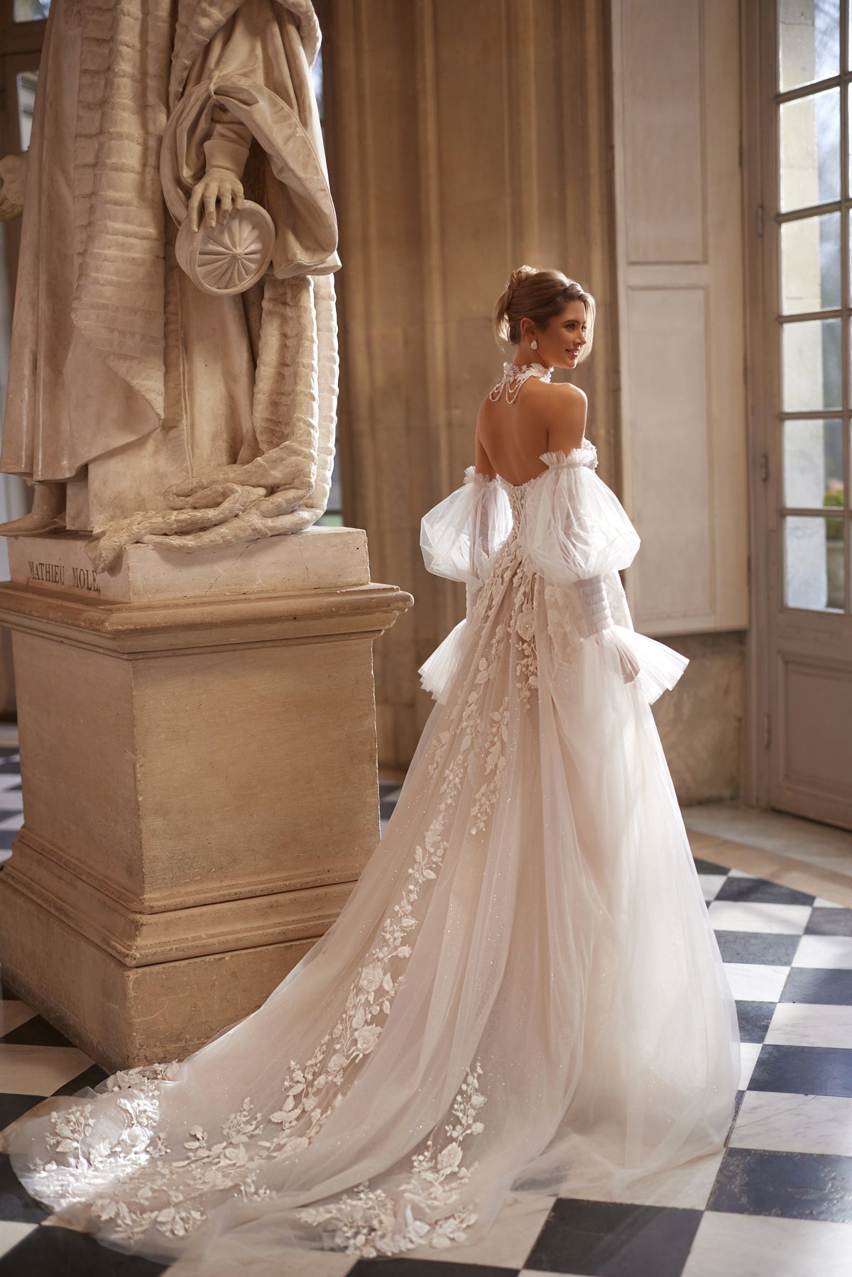 Robe de mariée Estella, avec un corset à fleurs en relief et des manches volumineuses laissant les épaules dénudées — collection Something Blue 2027.
