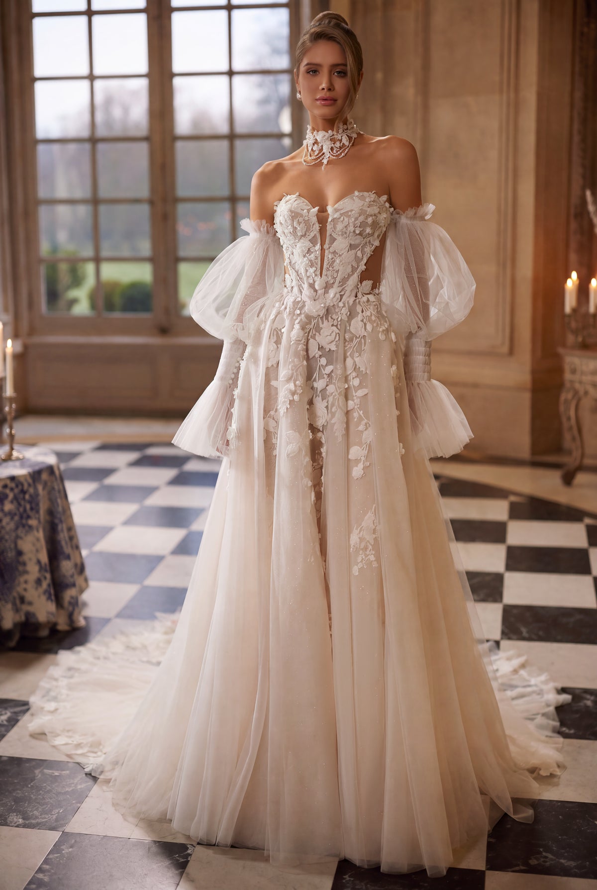 Robe de mariée trapèze Estella, avec un corset à fleurs en relief et des manches volumineuses laissant les épaules dénudées.