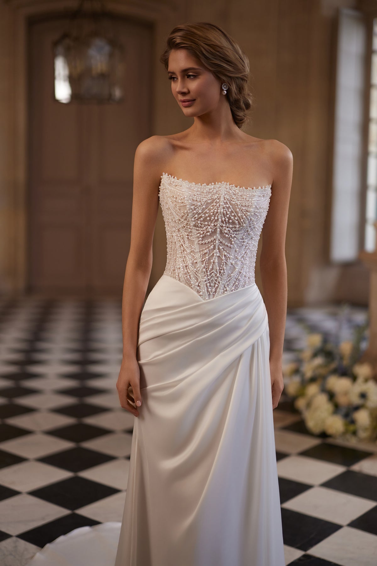Robe de mariée Greta, avec un corset sans bretelles richement perlé et une jupe drapée en satin — collection Something Blue 2027, DAMA Couture.