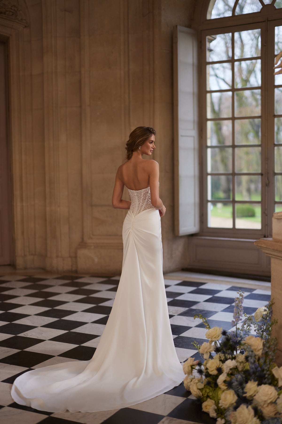 Robe de mariée Greta, avec un corset sans bretelles richement perlé et une jupe drapée en satin — collection Something Blue 2027.