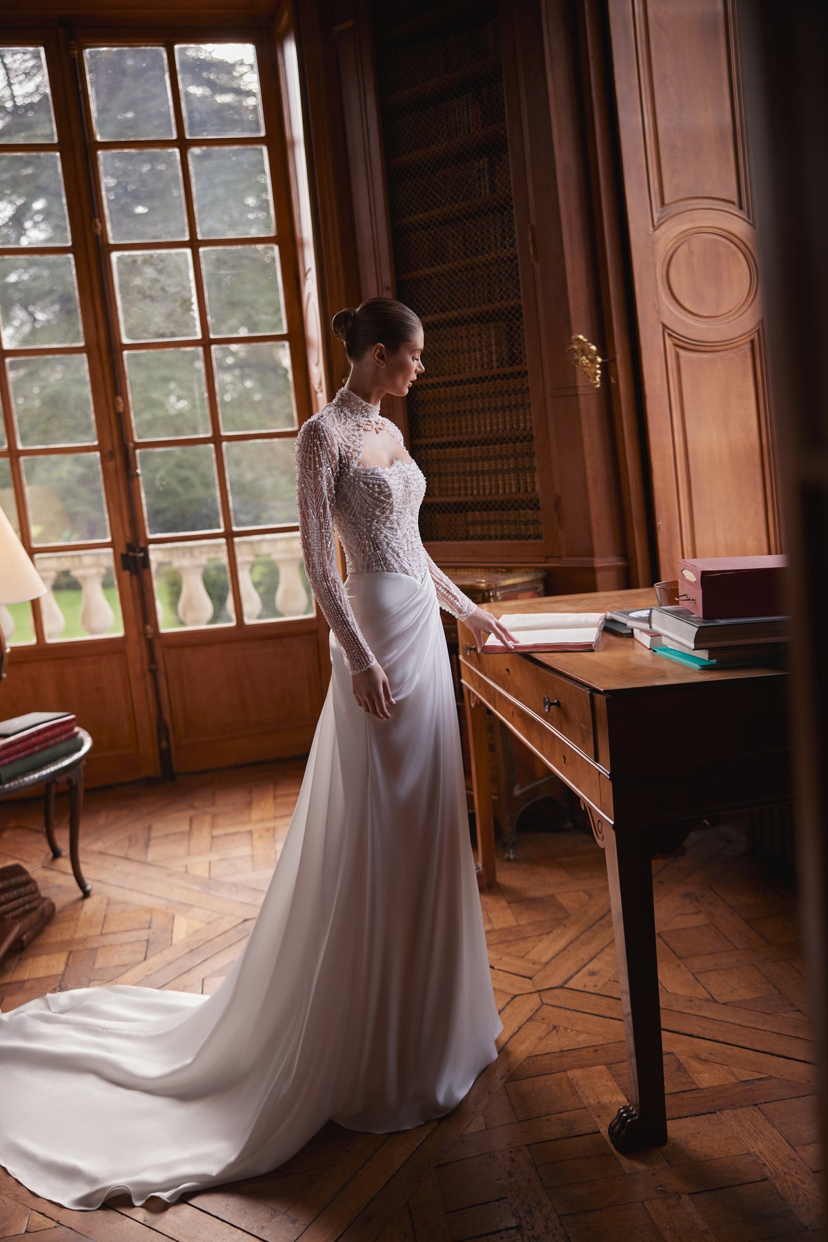 Robe de mariée Greta, avec un corset sans bretelles richement perlé et une jupe drapée en satin, DAMA Couture.