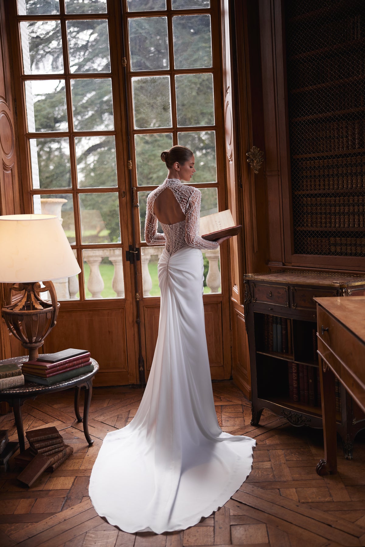 Robe de mariée Greta, avec un corset sans bretelles richement perlé et une jupe drapée en satin — collection Something Blue 2027.