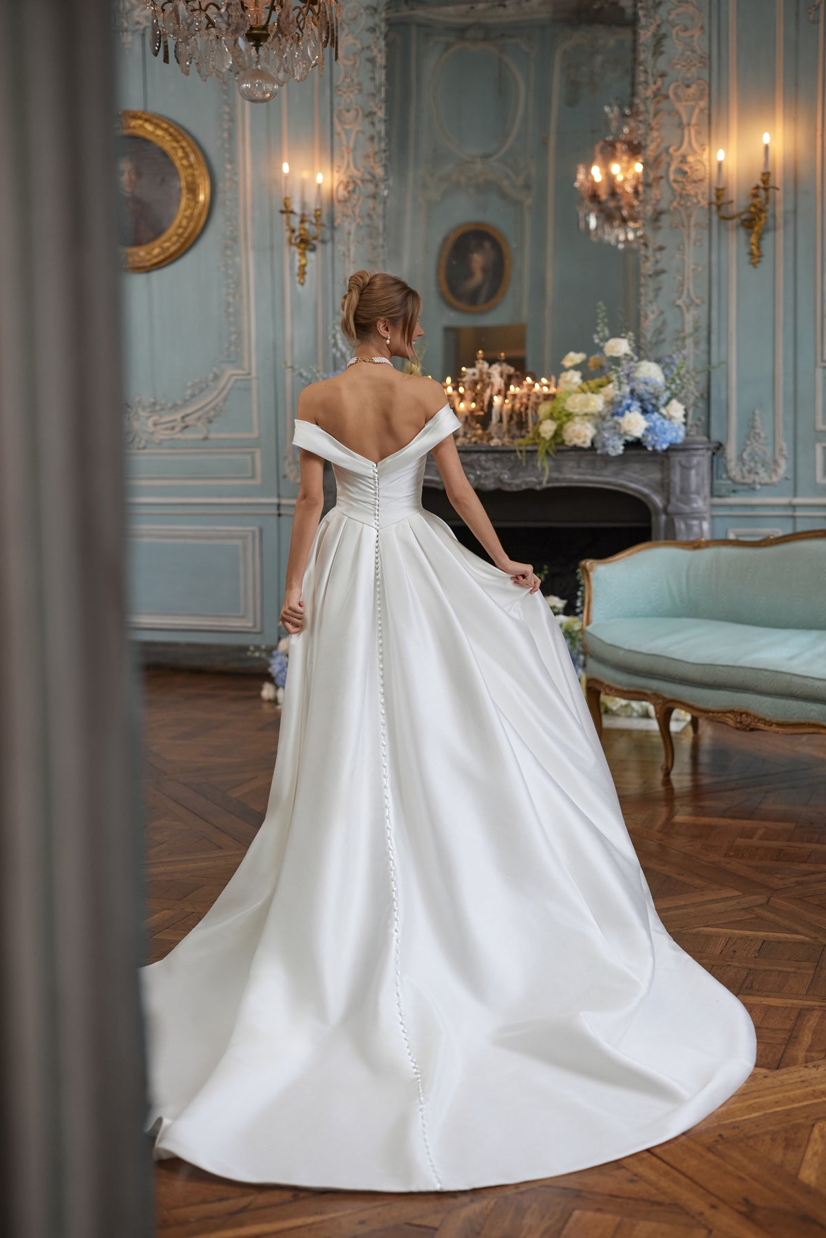 Robe de mariée trapèze Heloise, avec un décolleté souplement drapé aux épaules dénudées, en satin épuré.