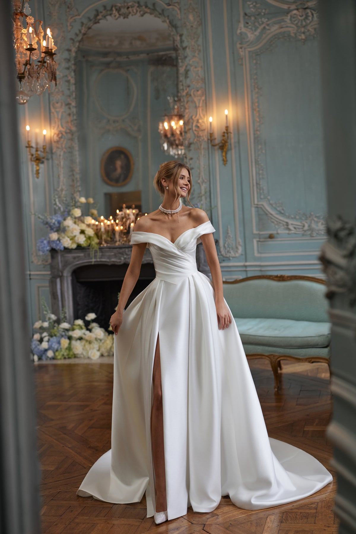 Robe de mariée Heloise, avec un décolleté souplement drapé aux épaules dénudées, en satin épuré.