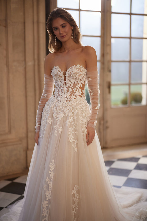 Robe de mariée trapèze Ines, avec un corsage sculpté sans bretelles et une jupe en tulle à dentelle florale.
