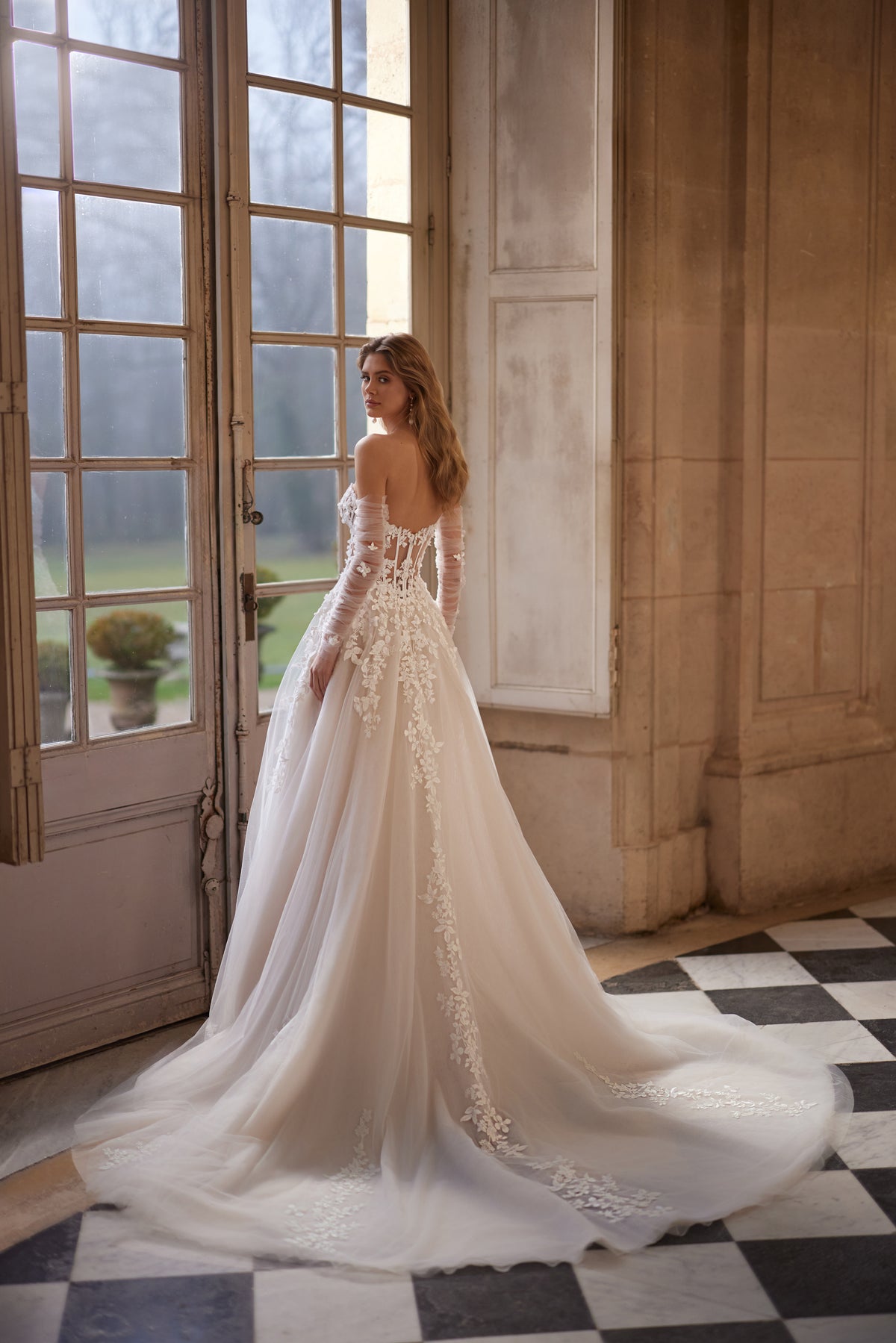 Robe de mariée Ines, avec un corsage sculpté sans bretelles et une jupe en tulle à dentelle florale.