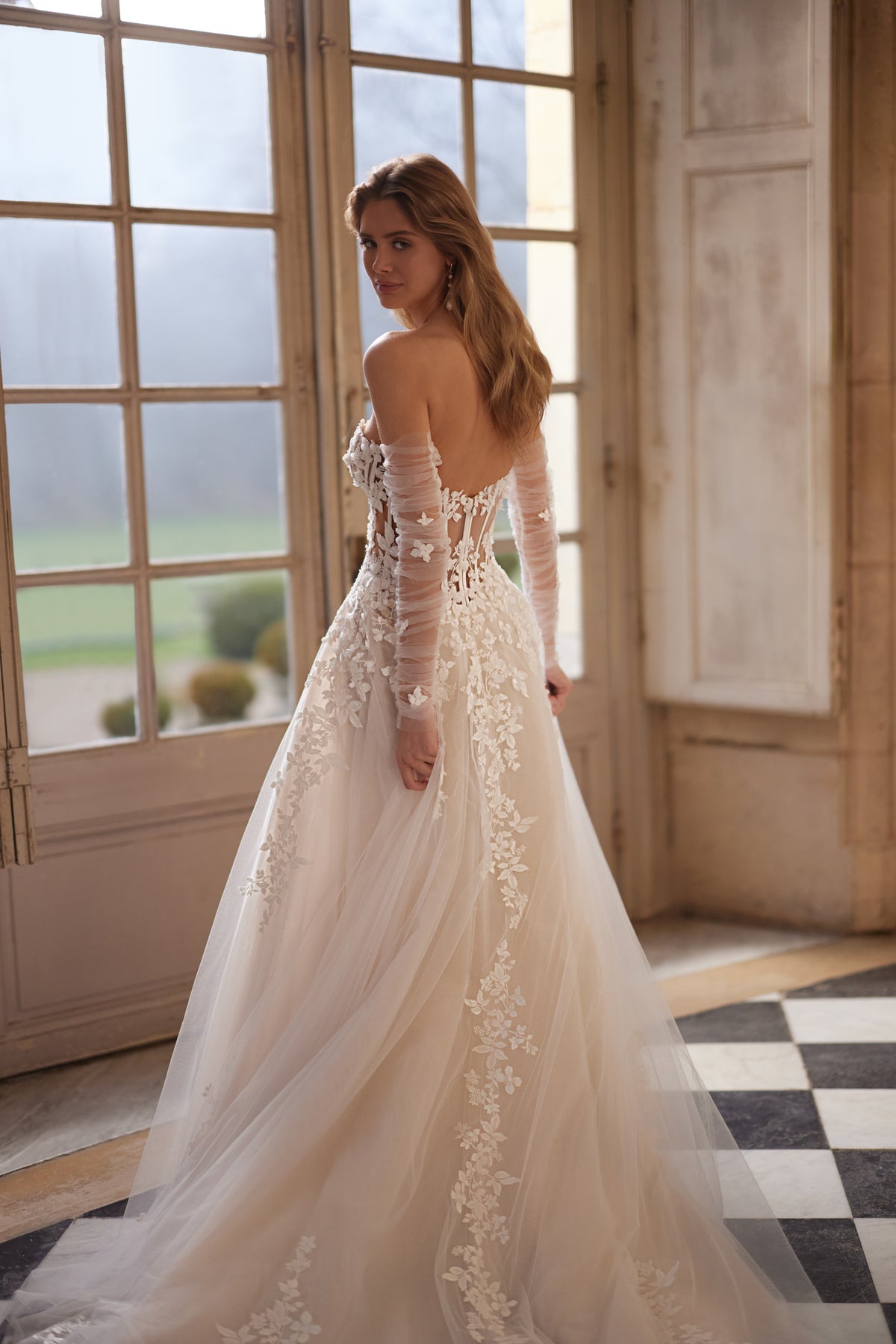 Robe de mariée Ines, avec un corsage sculpté sans bretelles et une jupe en tulle à dentelle florale — collection Something Blue 2027, DAMA Couture.