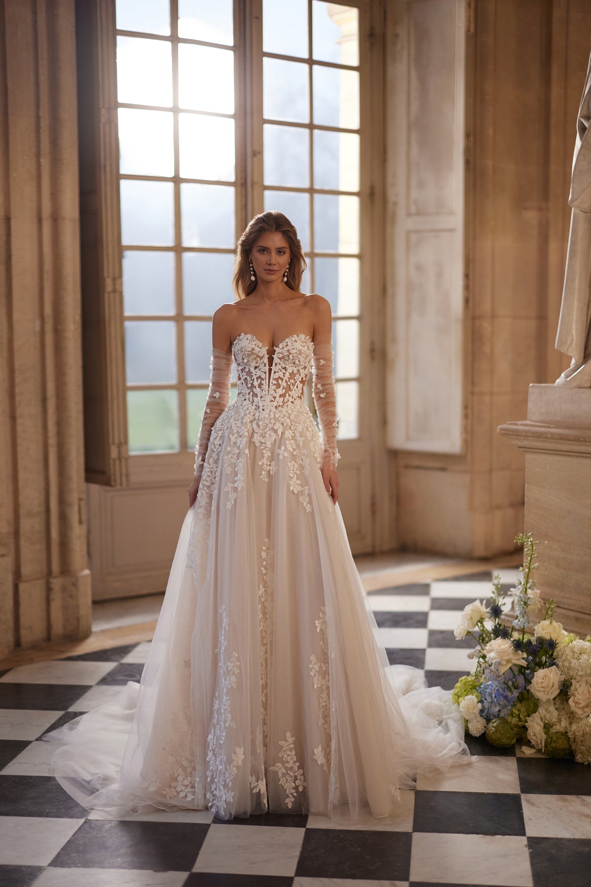 Robe de mariée Ines, avec un corsage sculpté sans bretelles et une jupe en tulle à dentelle florale — collection Something Blue 2027.