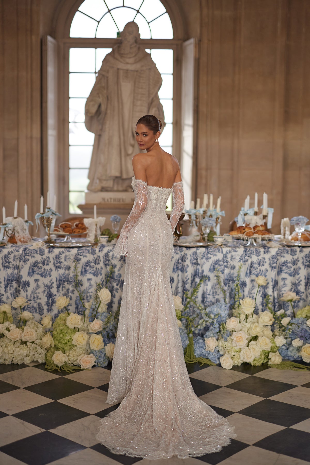 Robe de mariée Irulian, avec un corsage scintillant sans bretelles et une coupe ajustée en dentelle — collection Something Blue 2027, DAMA Couture.
