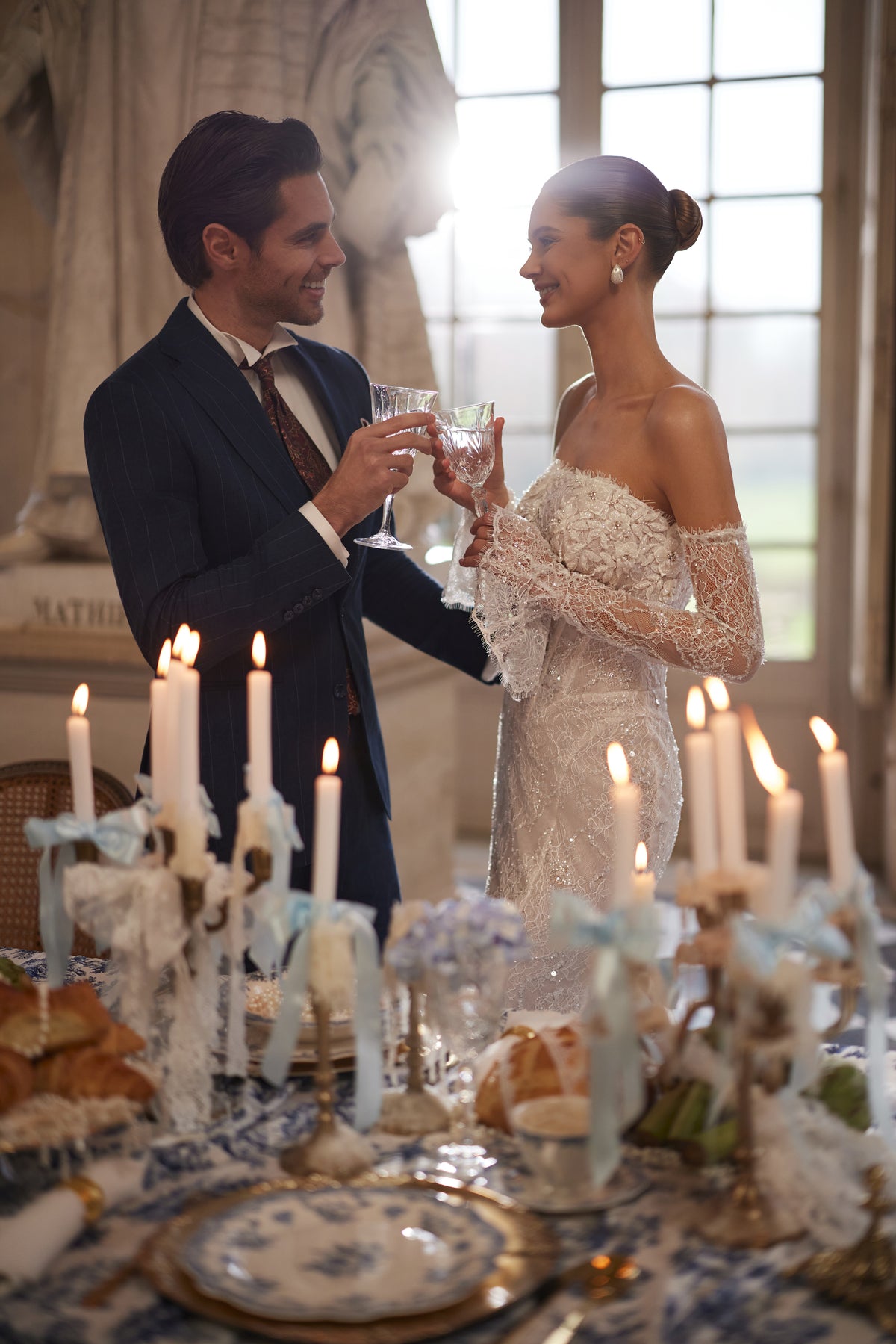Robe de mariée Irulian, avec un corsage scintillant sans bretelles et une coupe ajustée en dentelle — collection Something Blue 2027.