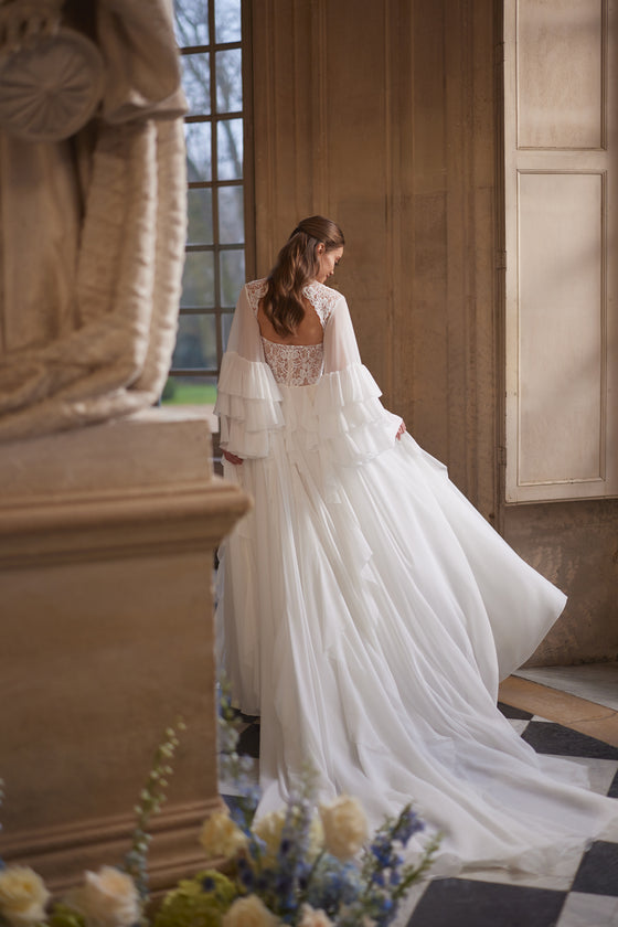 Robe de mariée Isolde, avec un corset en dentelle à décolleté cœur et une jupe légère en tulle.