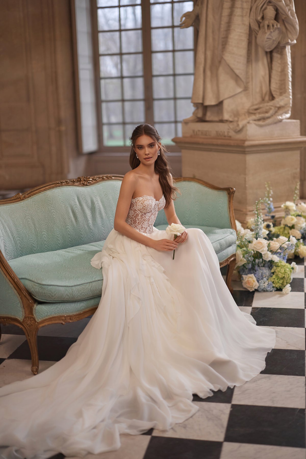 Robe de mariée Isolde, avec un corset en dentelle à décolleté cœur et une jupe légère en tulle — collection Something Blue 2027.