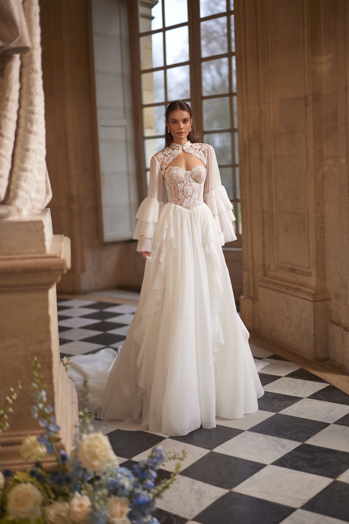 Robe de mariée trapèze Isolde, avec un corset en dentelle à décolleté cœur et une jupe légère en tulle.