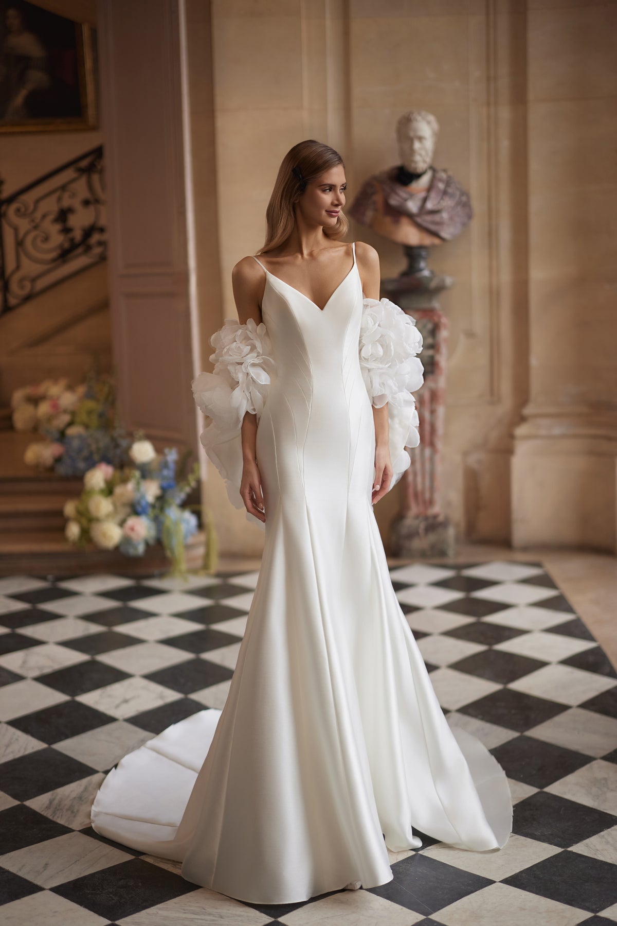Robe de mariée sirène Josephin, avec un décolleté en V profond et un dos nu en satin fluide.