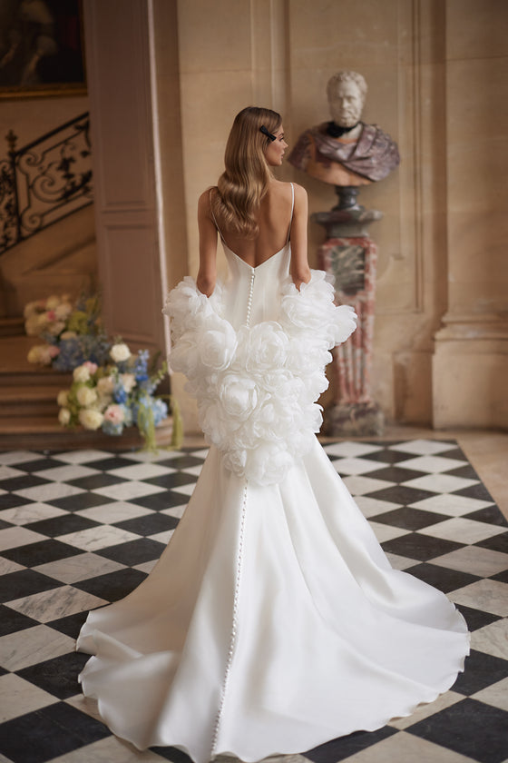 Cape de mariée transparente Josephin, aux bordures brodées, portée sur la robe de mariée Josephin.