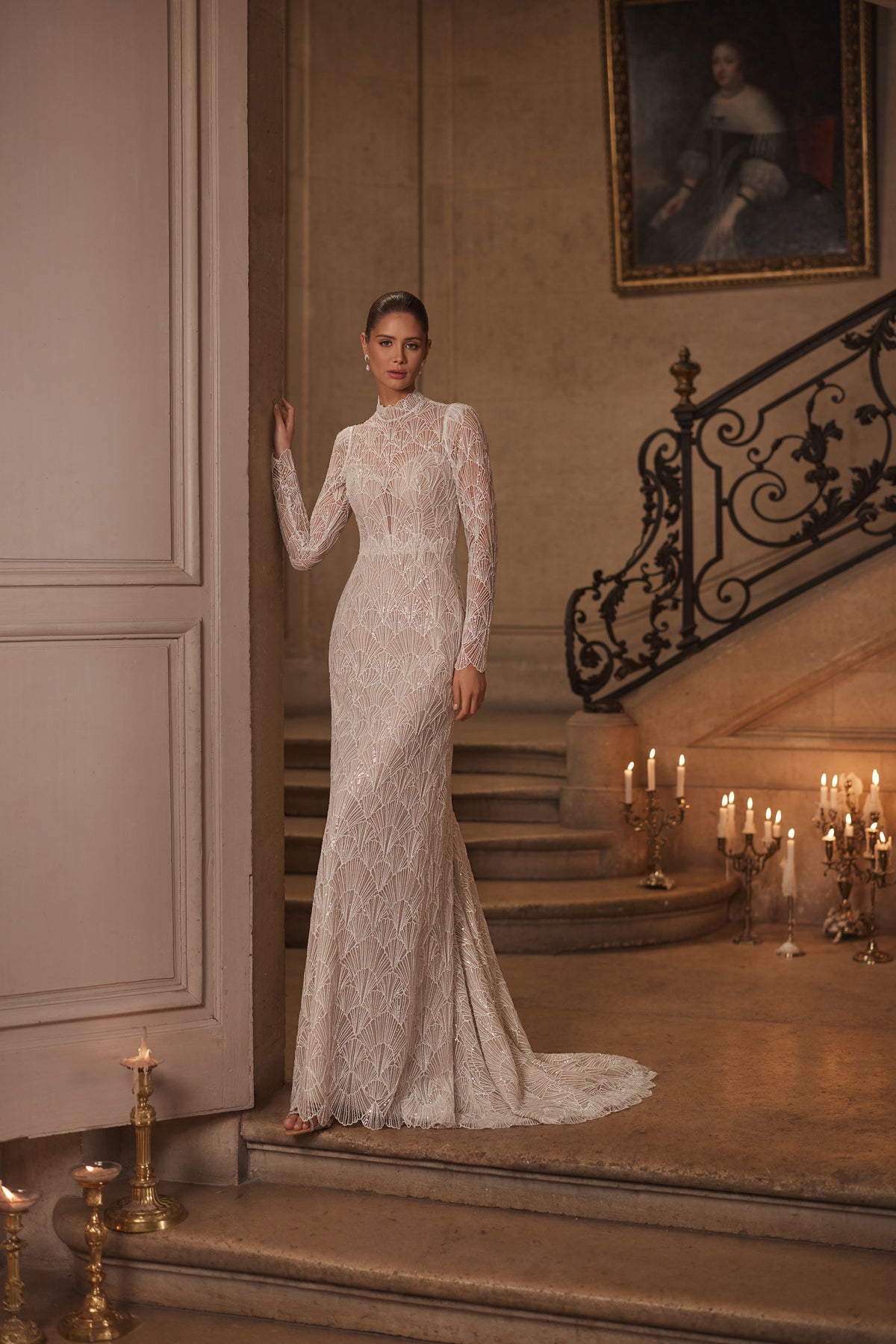 Robe de mariée sirène Juniona, avec une encolure montante, de longues manches ajustées et de la dentelle géométrique.
