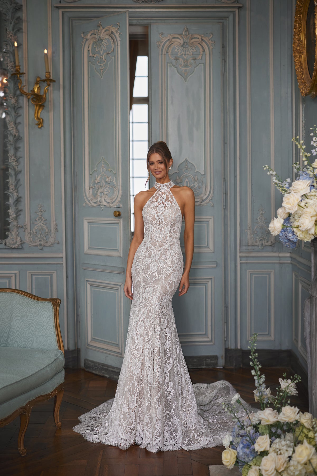 Robe de mariée Maraya, avec une encolure américaine et une dentelle qui suit les lignes du corps — collection Something Blue 2027, DAMA Couture.