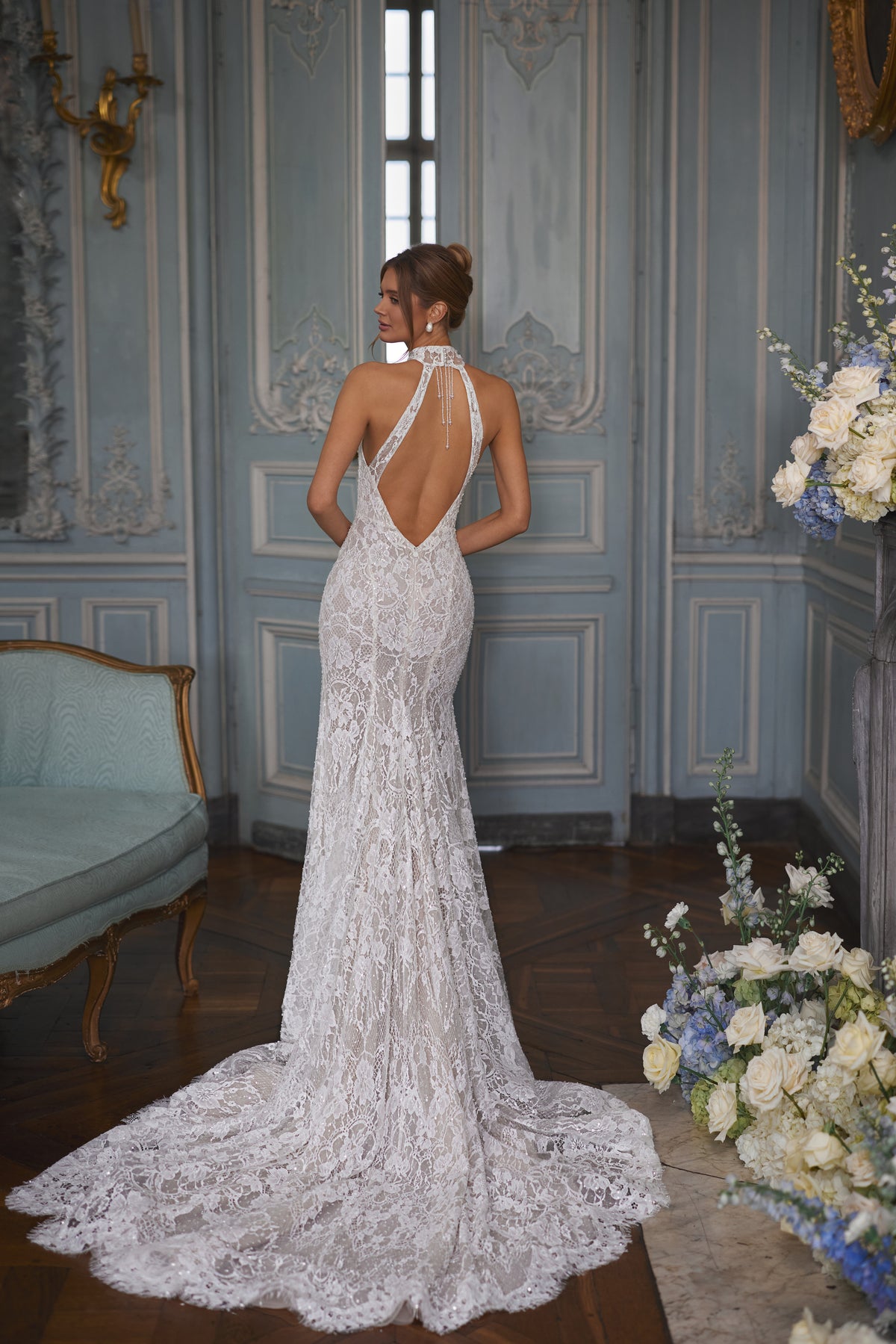 Robe de mariée Maraya, avec une encolure américaine et une dentelle qui suit les lignes du corps — collection Something Blue 2027.