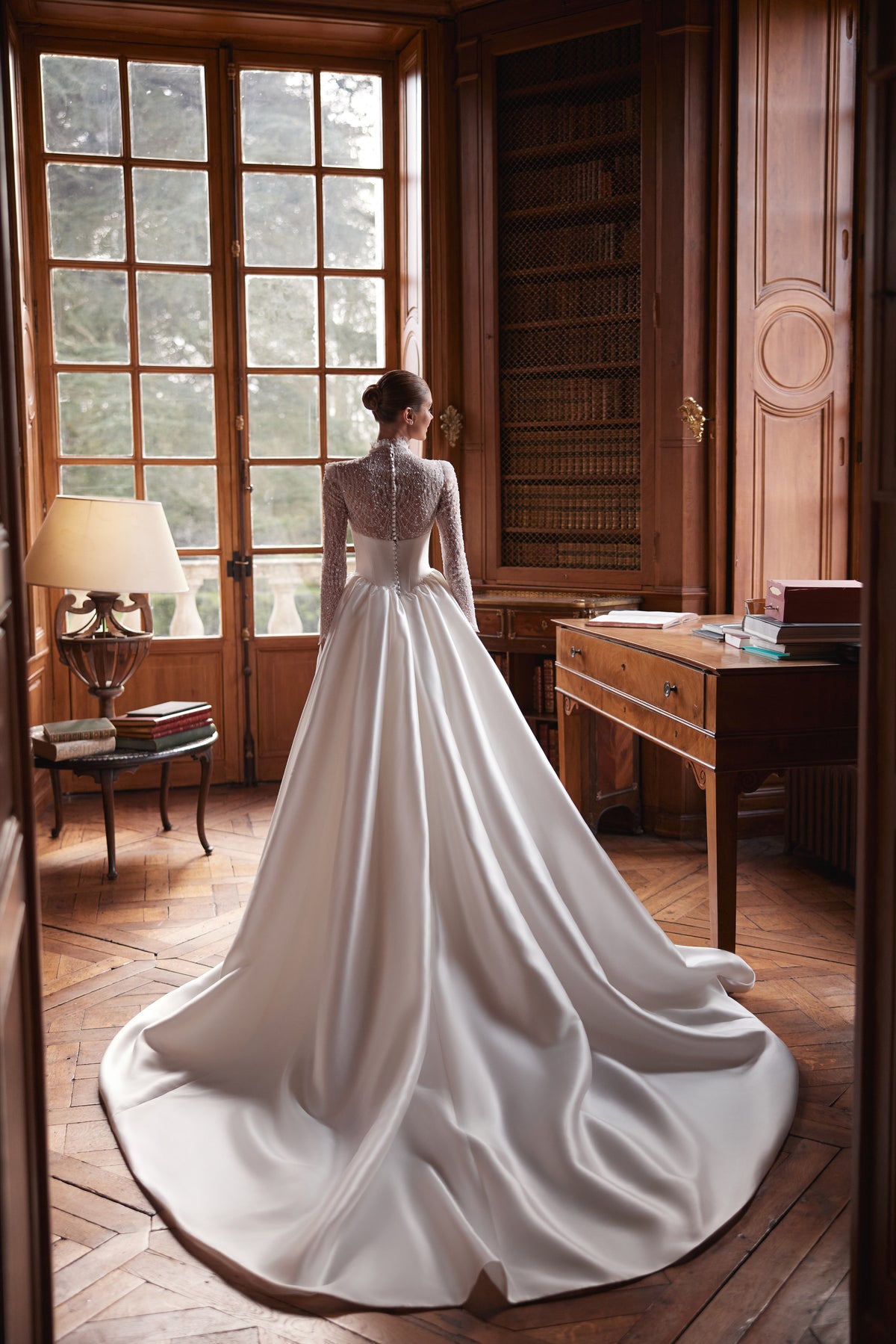 Robe de mariée Maristella, avec un corsage en dentelle à col montant, de longues manches et une jupe ample en satin — collection Something Blue 2027, DAMA Couture.
