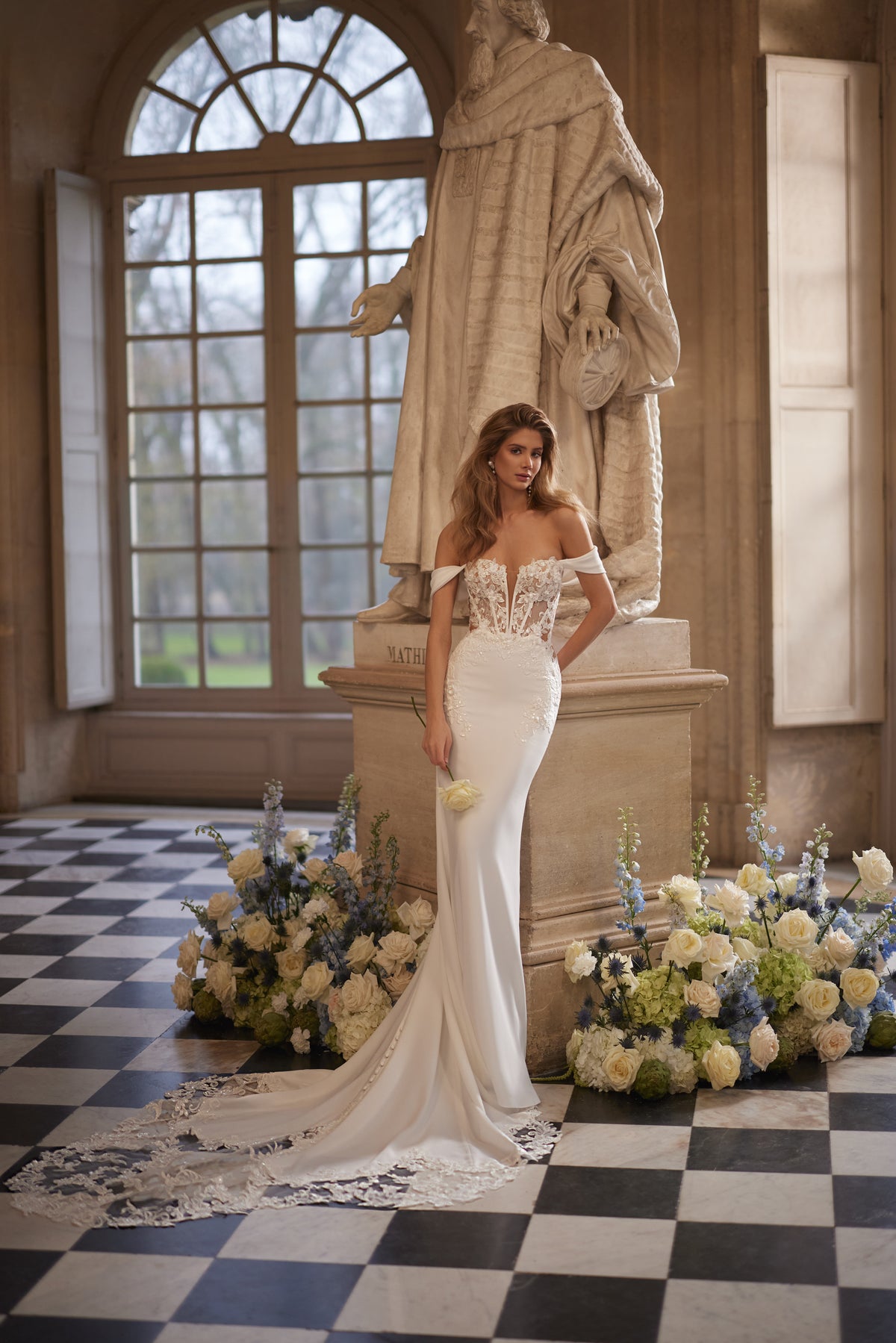 Robe de mariée sirène Matilde, avec un décolleté aux épaules dénudées et une coupe ajustée soulignée de dentelle.