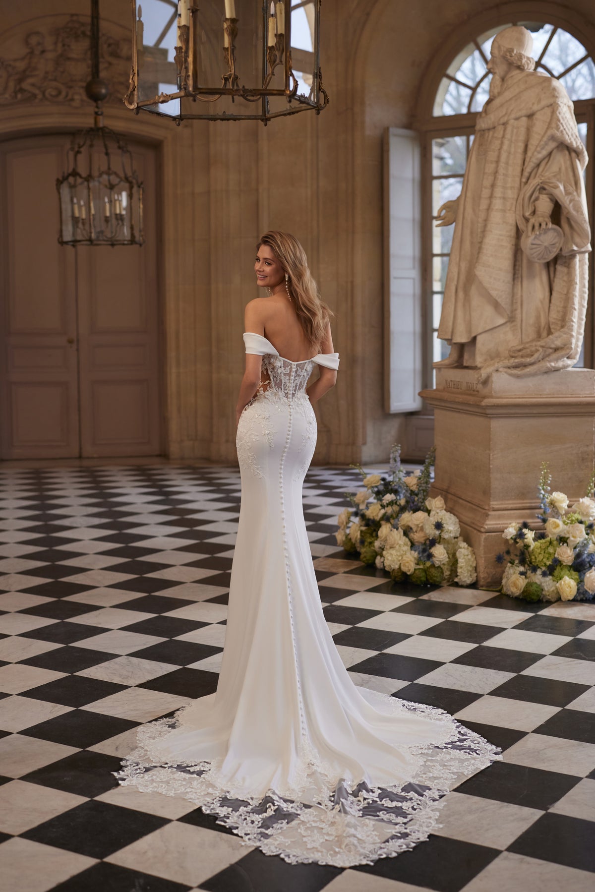 Robe de mariée Matilde, avec un décolleté aux épaules dénudées et une coupe ajustée soulignée de dentelle.