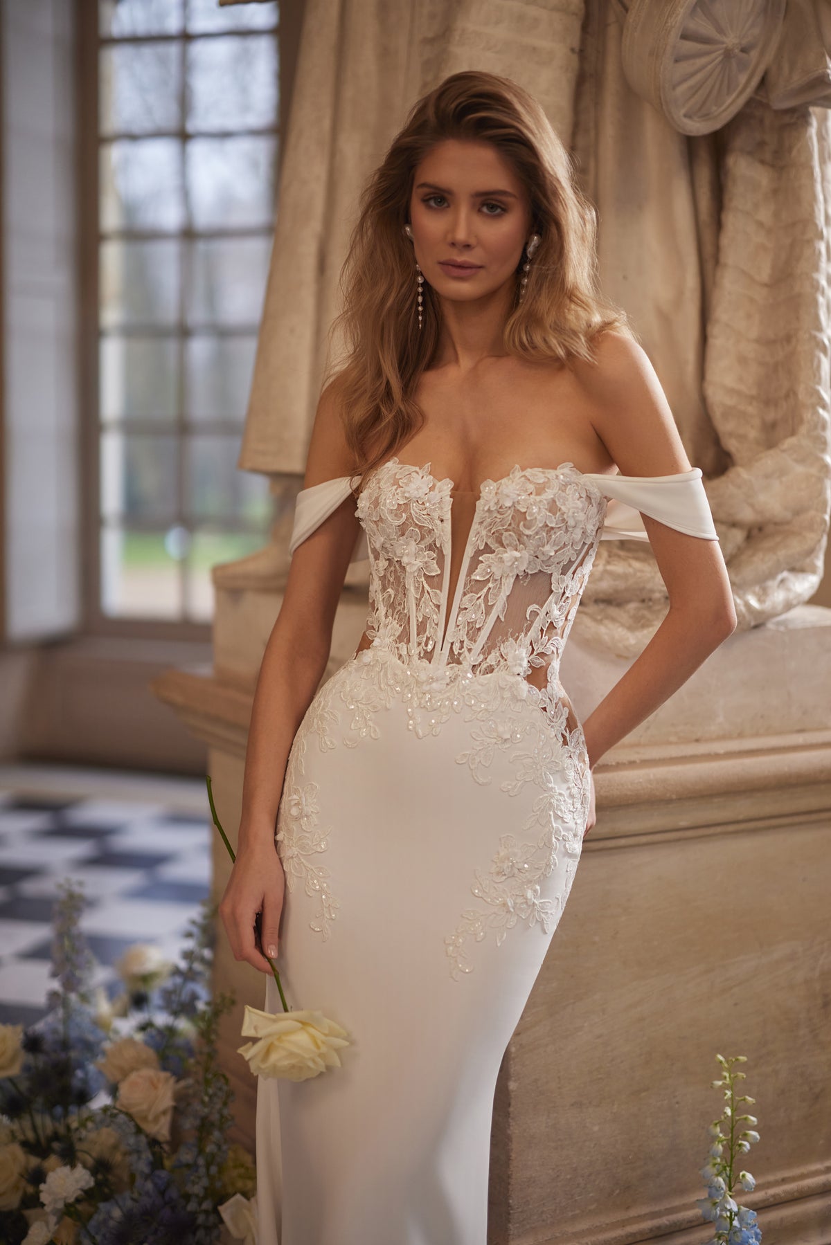 Robe de mariée Matilde, avec un décolleté aux épaules dénudées et une coupe ajustée soulignée de dentelle — collection Something Blue 2027, DAMA Couture.
