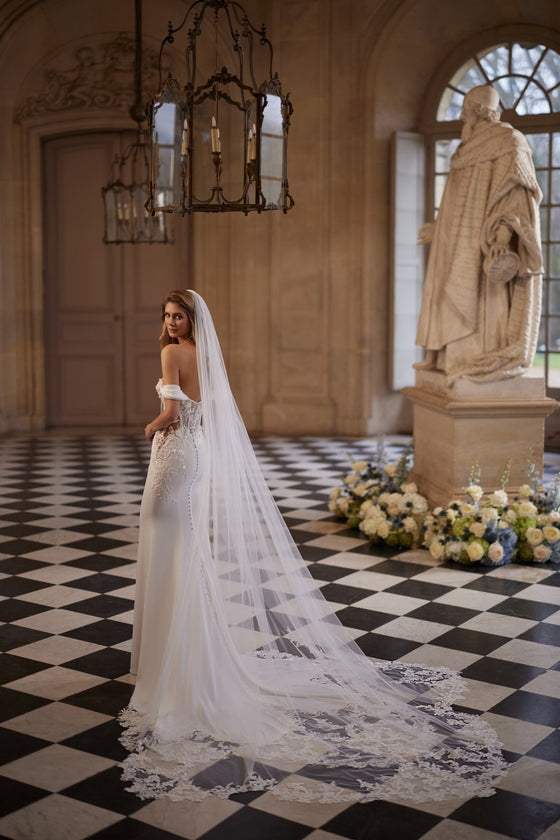 Voile Matilde en tulle bordé de dentelle, porté avec la robe de mariée Matilde.