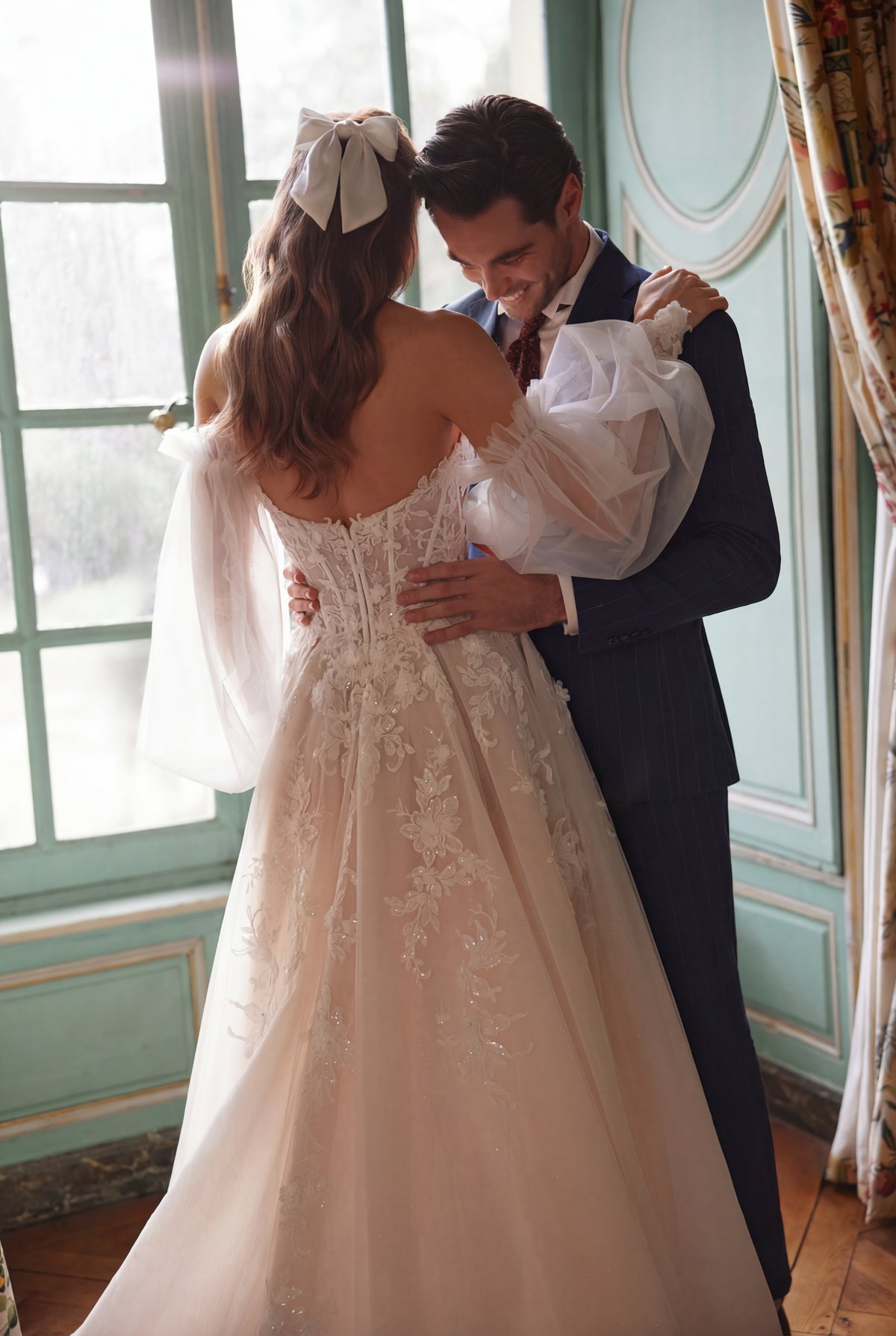 Nœud pour cheveux Melusine porté avec la robe de mariée Melusine.