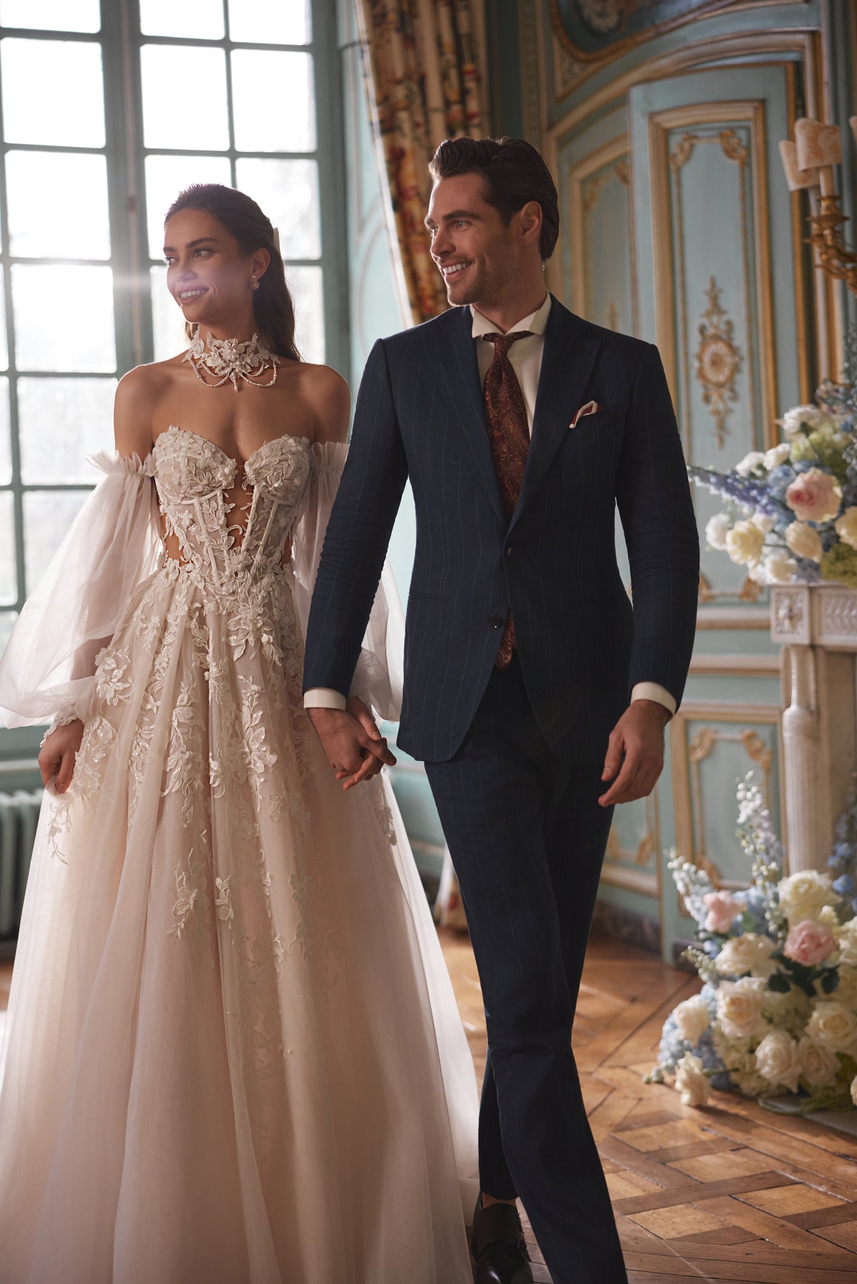 Robe de mariée Melusine, avec un corsage sans bretelles en dentelle à motifs végétaux et des manches amovibles en tulle — collection Something Blue 2027, DAMA Couture.