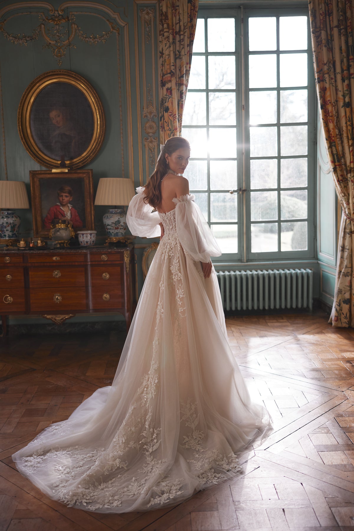 Robe de mariée Melusine, avec un corsage sans bretelles en dentelle à motifs végétaux et des manches amovibles en tulle — collection Something Blue 2027.