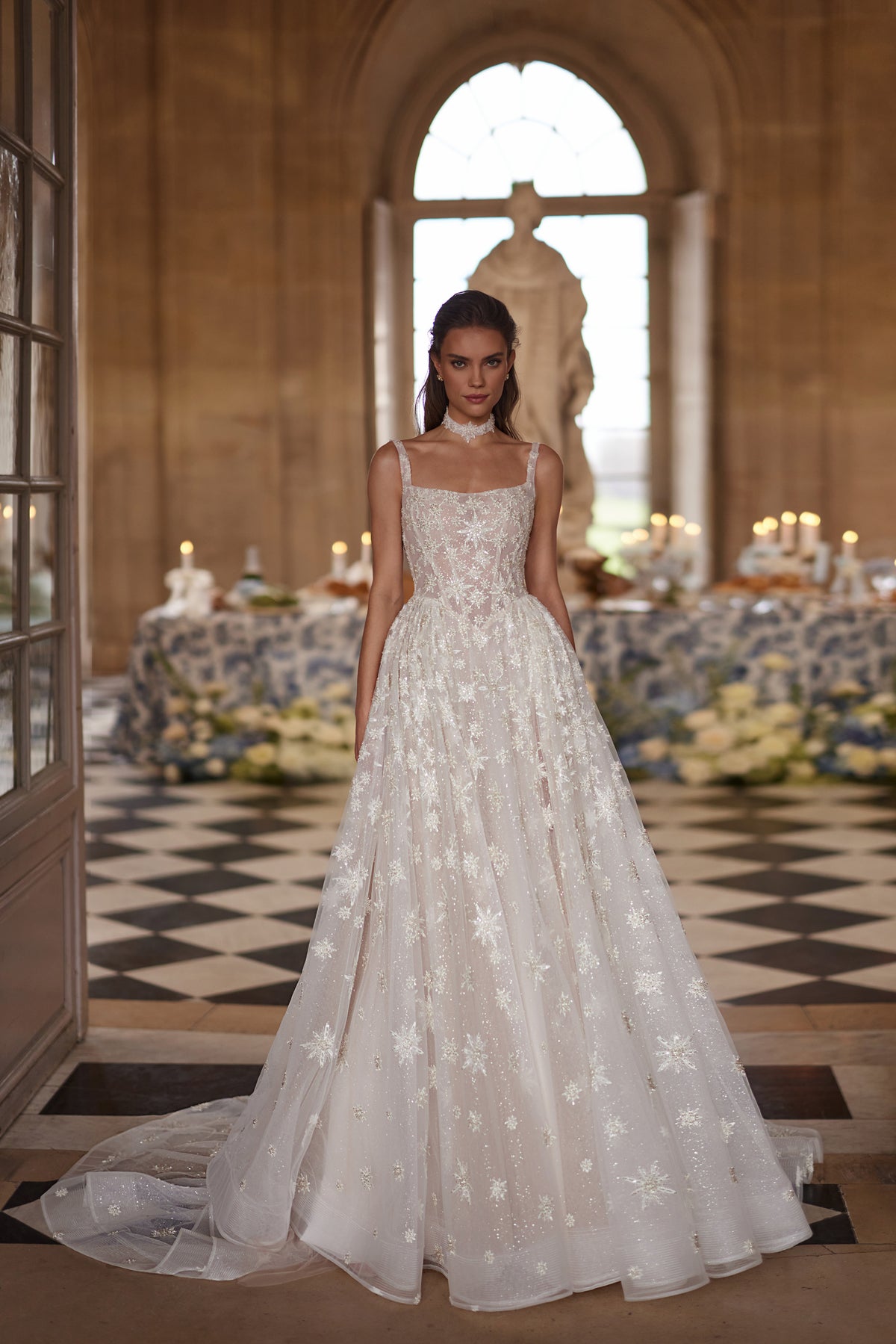 Robe de mariée trapèze Milkyway, avec un décolleté carré et une jupe en tulle brodé d’étoiles.