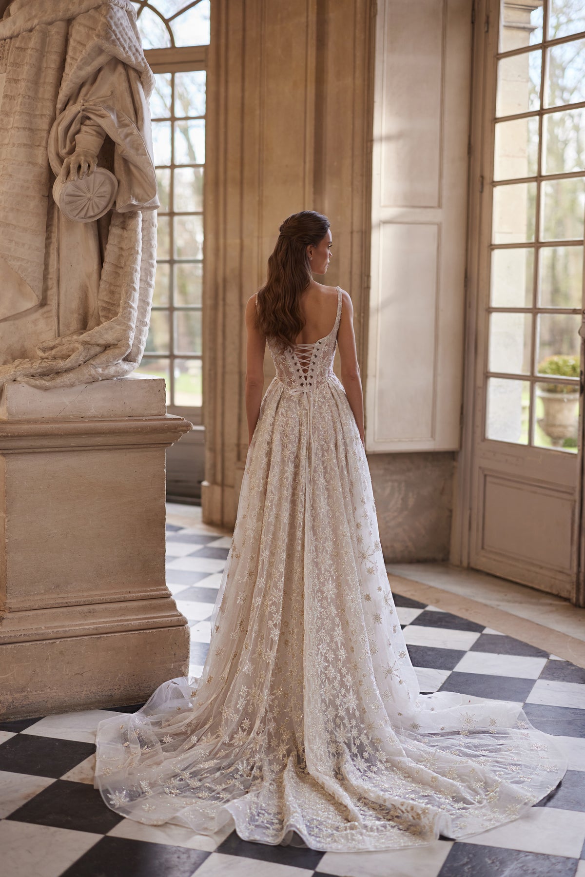 Robe de mariée Milkyway, avec un décolleté carré et une jupe en tulle brodé d’étoiles.