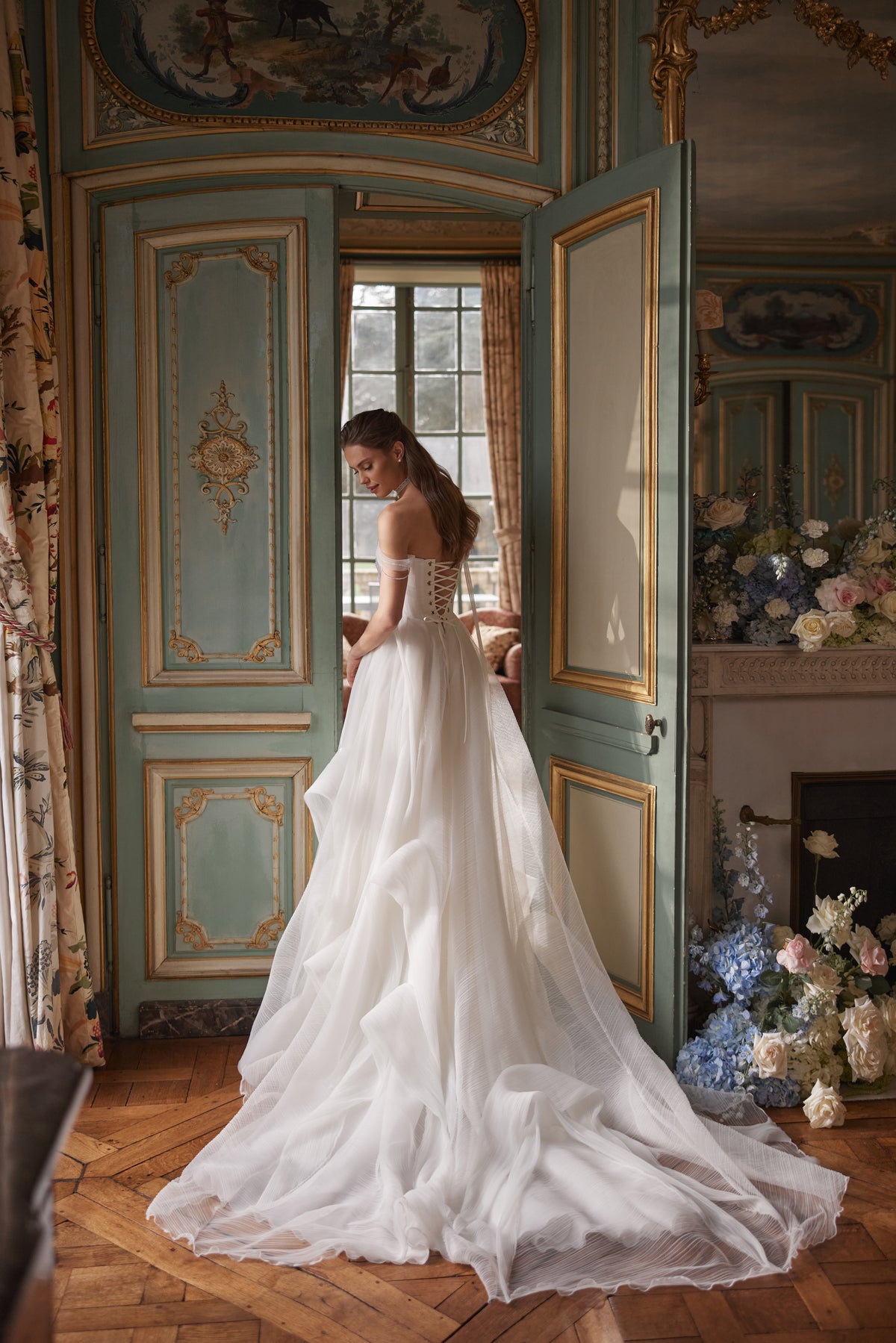 Robe de mariée Nerina, avec des détails évoquant des bijoux et des bretelles de tulle retombant sur les bras, DAMA Couture.