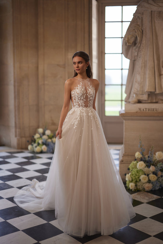 Robe de mariée trapèze Nilla, avec une encolure montante transparente et une jupe en tulle à dentelle florale.