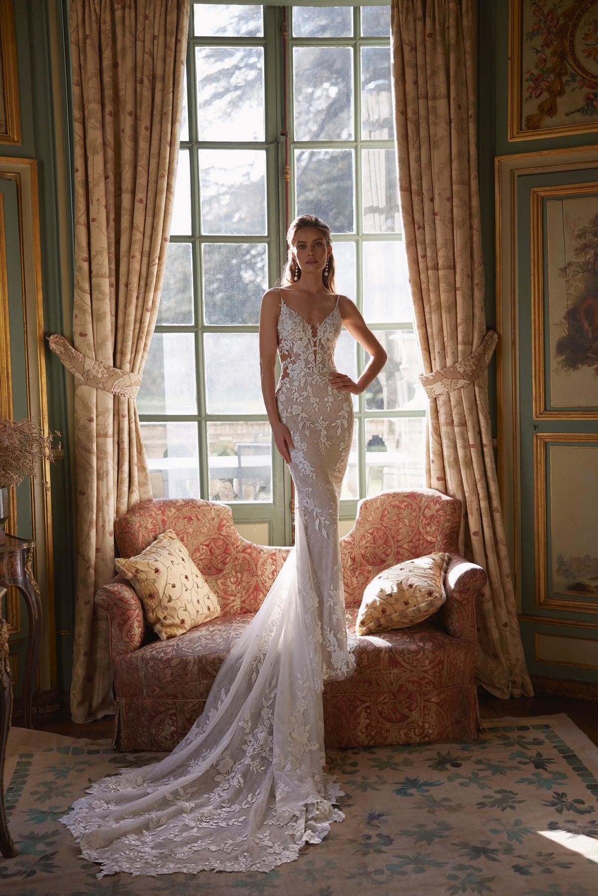 Robe de mariée sirène Ondine, avec un décolleté en V plongeant et un dos illusion profondément arrondi.
