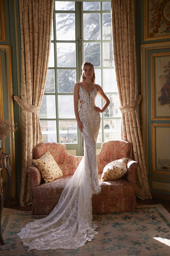 Robe de mariée sirène Ondine, avec un décolleté en V plongeant et un dos illusion profondément arrondi.