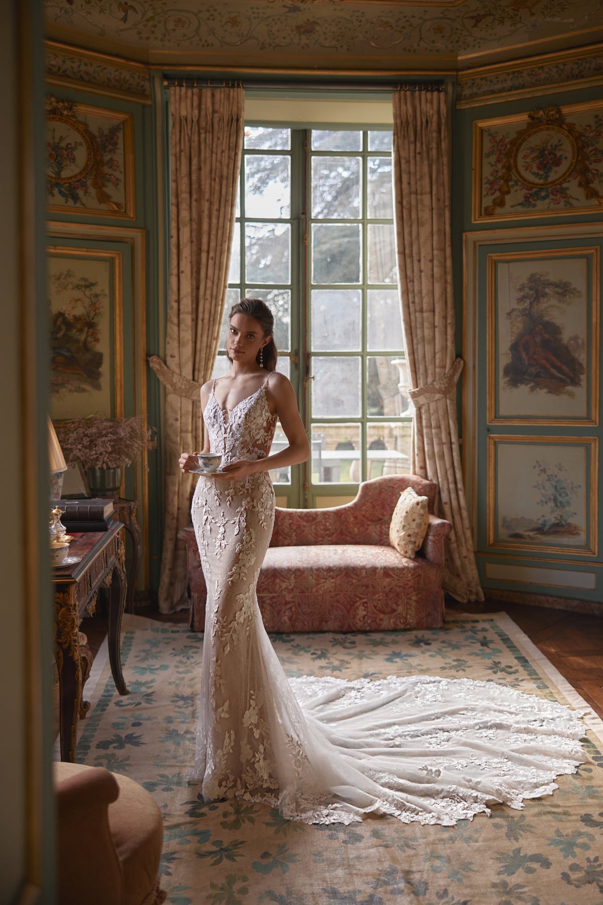 Robe de mariée Ondine, avec un décolleté en V plongeant et un dos illusion profondément arrondi — collection Something Blue 2027, DAMA Couture.