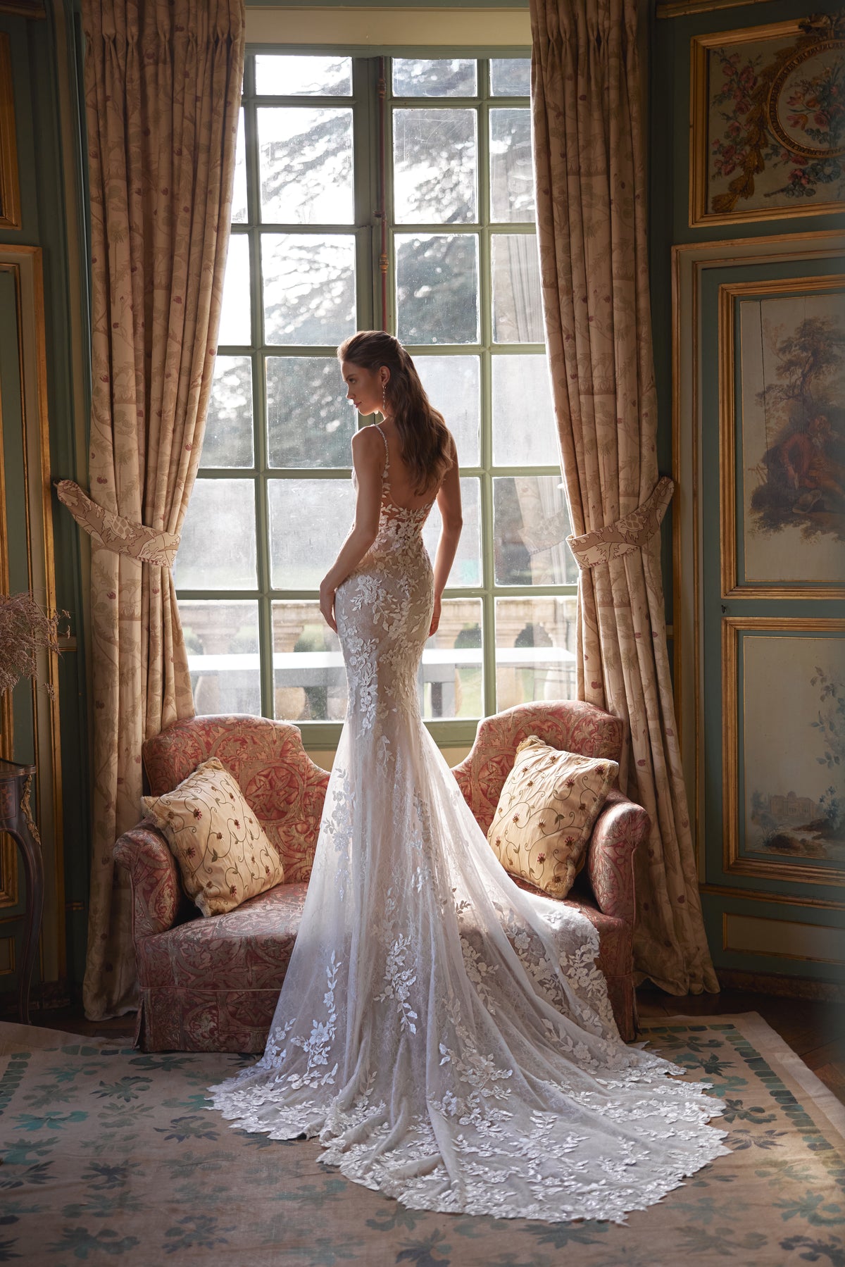 Robe de mariée Ondine, avec un décolleté en V plongeant et un dos illusion profondément arrondi — collection Something Blue 2027.