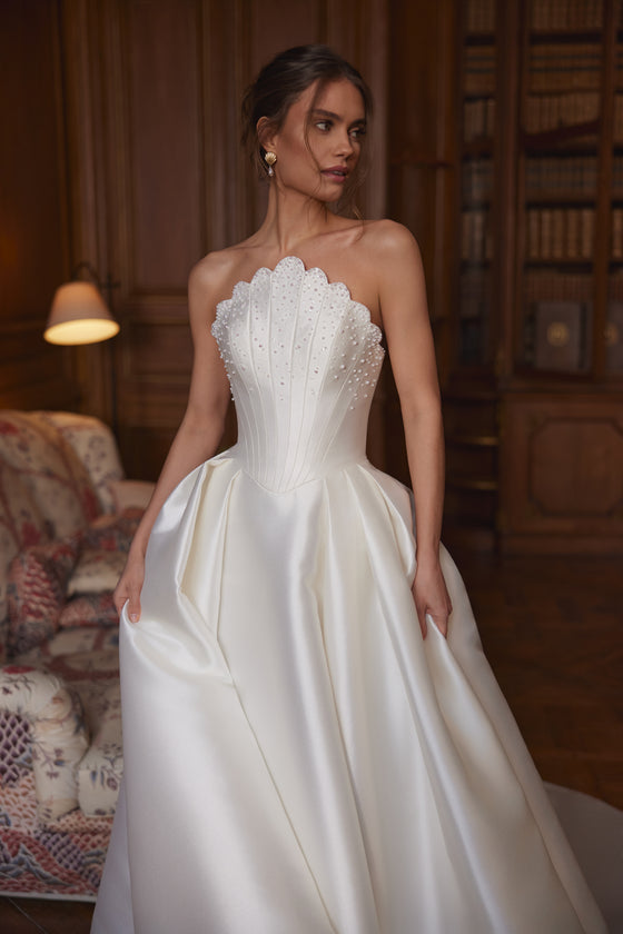 Robe de mariée trapèze Shella, avec un corset sculpté sans bretelles et une jupe ample en satin.