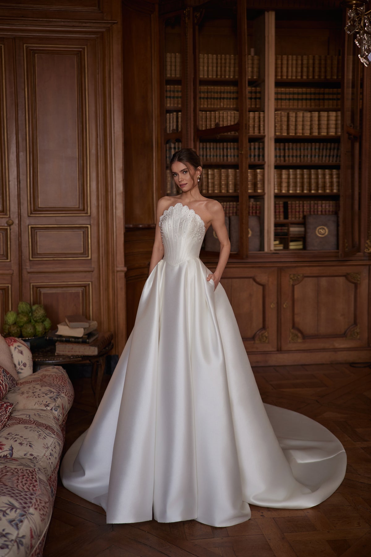 Robe de mariée Shella, avec un corset sculpté sans bretelles et une jupe ample en satin.