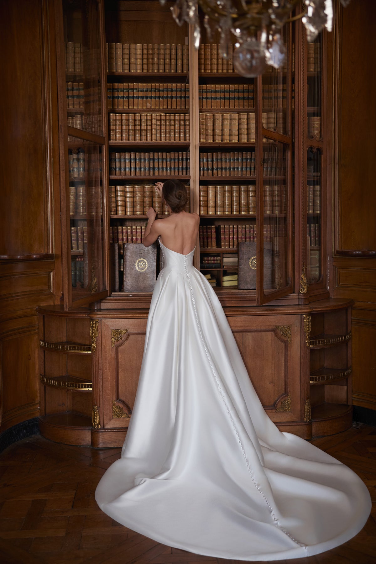 Robe de mariée Shella, avec un corset sculpté sans bretelles et une jupe ample en satin — collection Something Blue 2027, DAMA Couture.