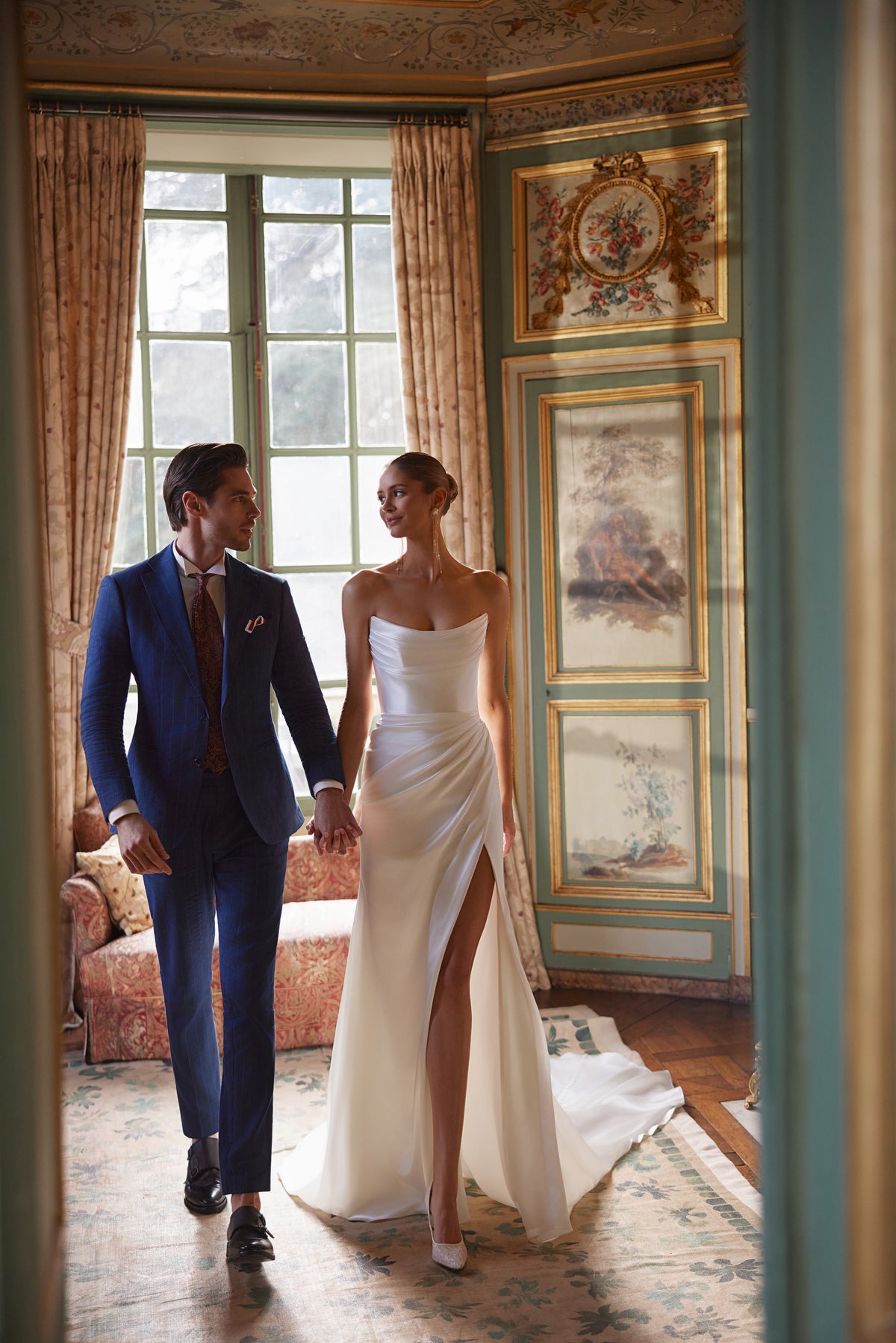 Robe de mariée sirène Sodden, avec un décolleté bustier souplement drapé et une fente haute en satin fluide.