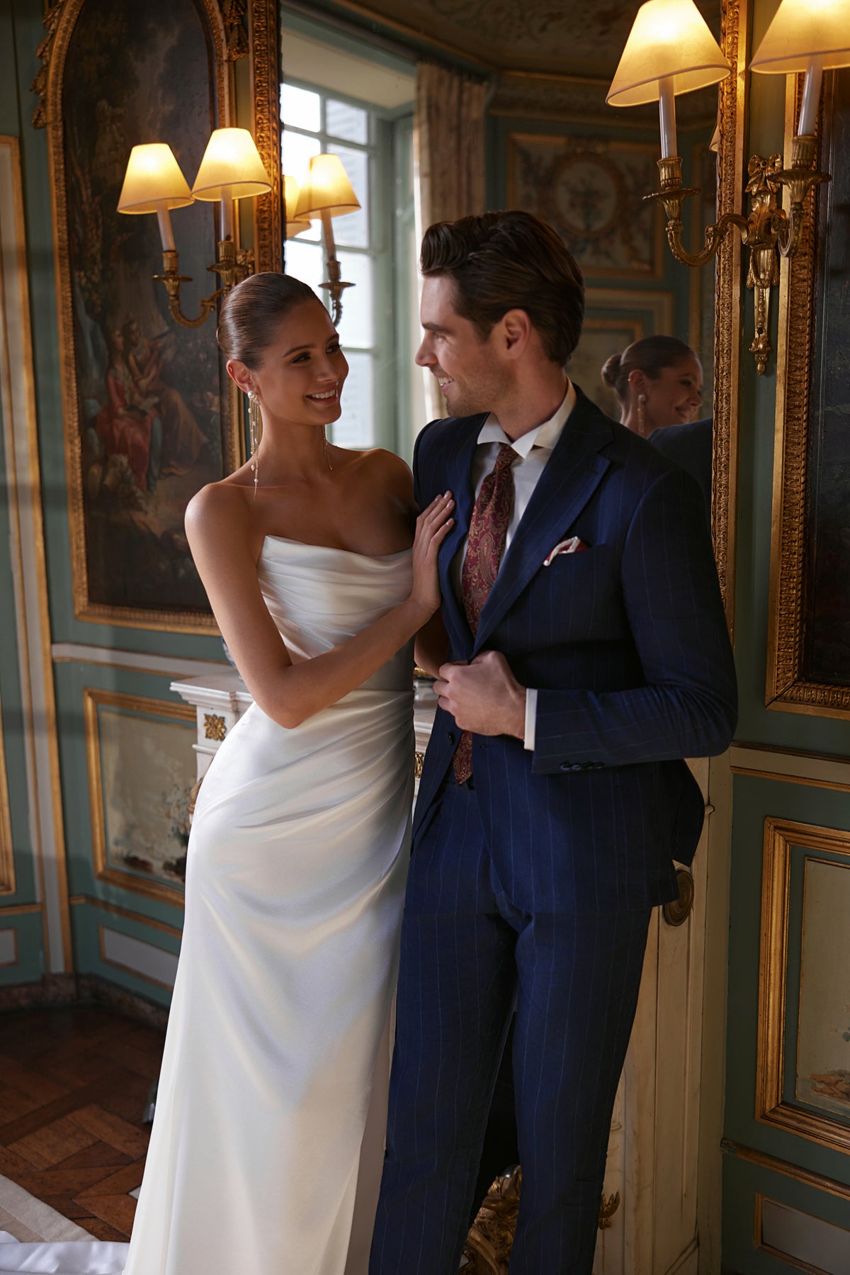 Robe de mariée Sodden, avec un décolleté bustier souplement drapé et une fente haute en satin fluide.