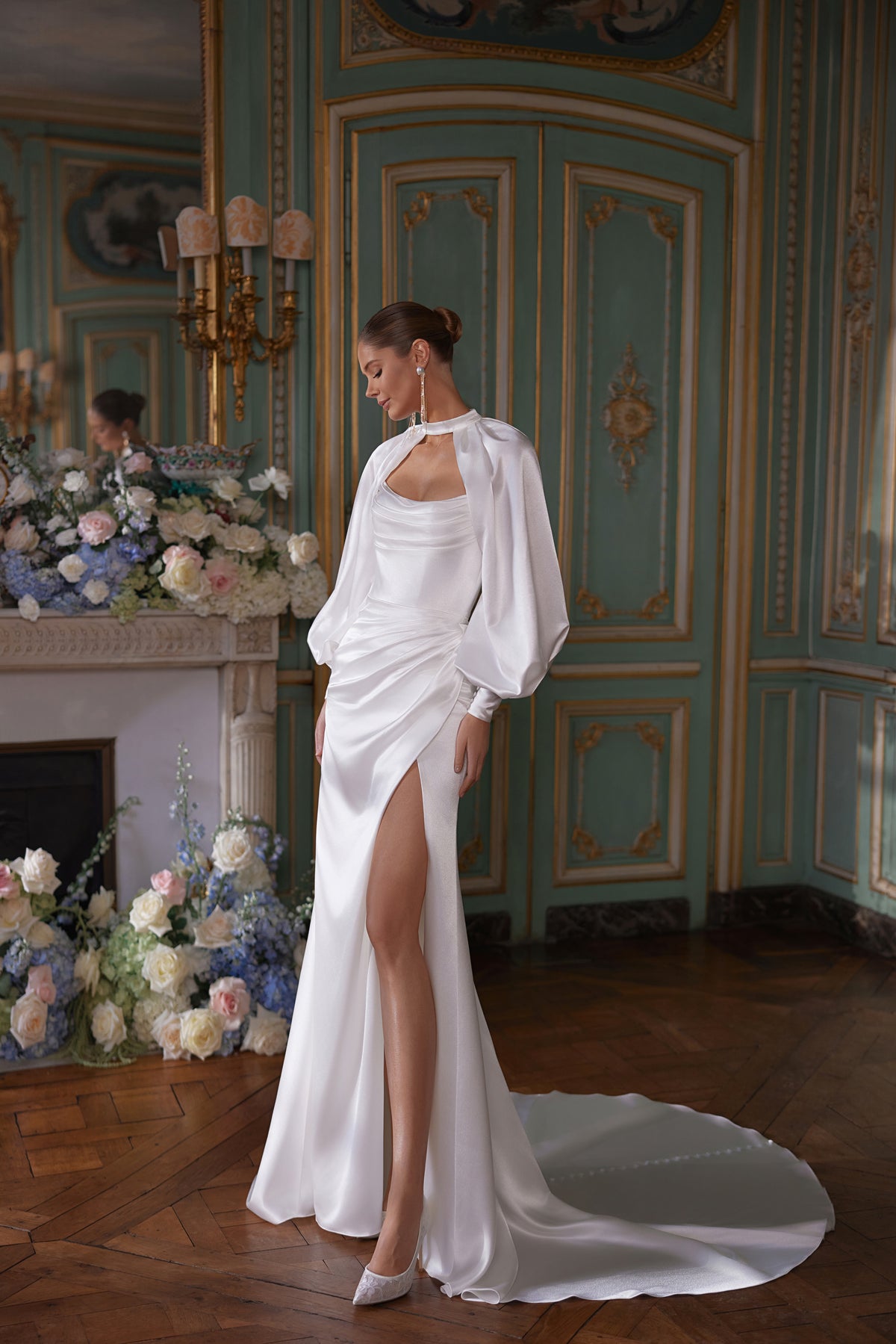 Robe de mariée Sodden, avec un décolleté bustier souplement drapé et une fente haute en satin fluide — collection Something Blue 2027, DAMA Couture.
