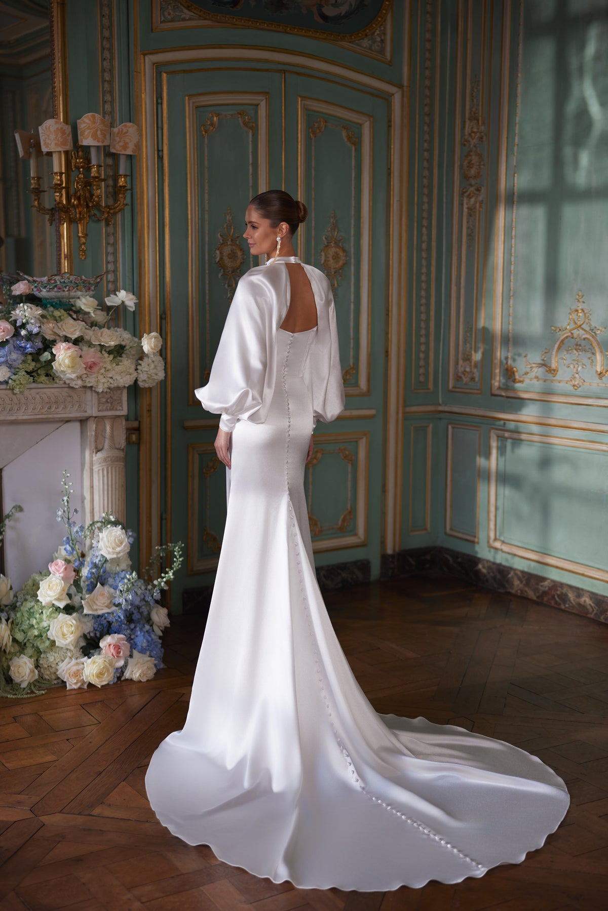 Robe de mariée Sodden, avec un décolleté bustier souplement drapé et une fente haute en satin fluide — collection Something Blue 2027.