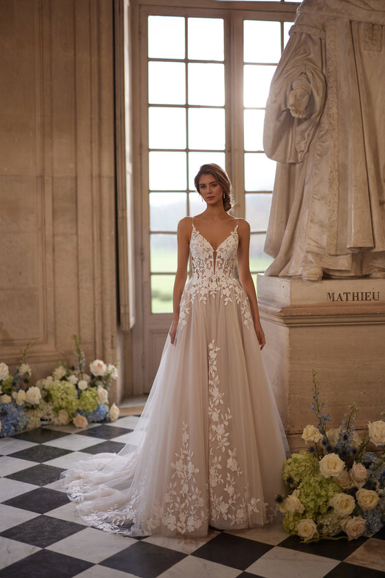 Robe de mariée trapèze Solene, avec de délicates bretelles, un décolleté ouvert et des appliqués de dentelle florale.