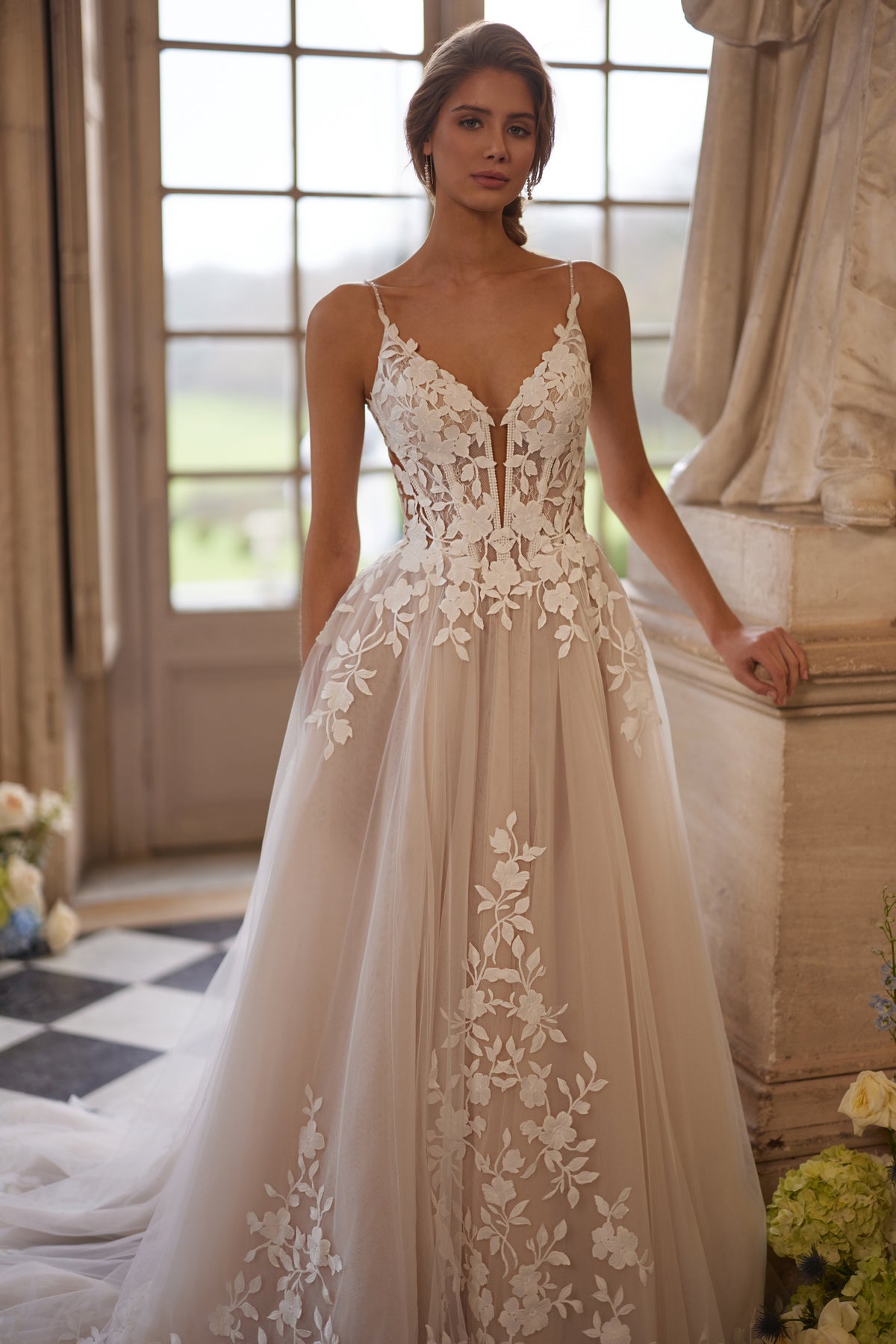 Robe de mariée Solene, avec de délicates bretelles, un décolleté ouvert et des appliqués de dentelle florale.
