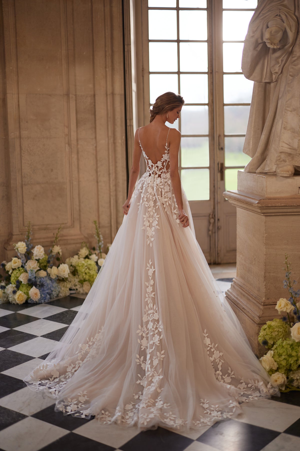 Robe de mariée Solene, avec de délicates bretelles, un décolleté ouvert et des appliqués de dentelle florale — collection Something Blue 2027, DAMA Couture.